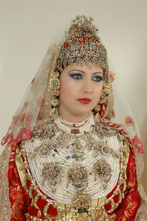 Marié En Rouge Habit Et Ornements Moroccan Bride Moroccan Wedding