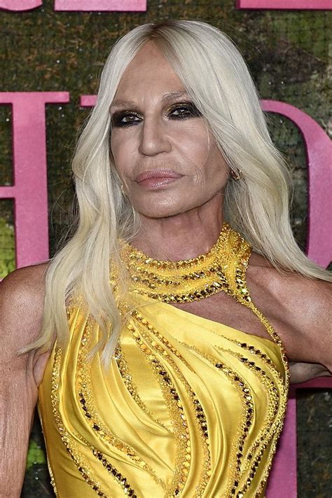 Donatella versace is an italian fashion designer, vice president of the versace group and its main designer, meaning her vision penetrates every aspect of the company, from its philosophy to its clothes. Tak Donatella Versace wyglądała miesiąc temu. Niestety ...