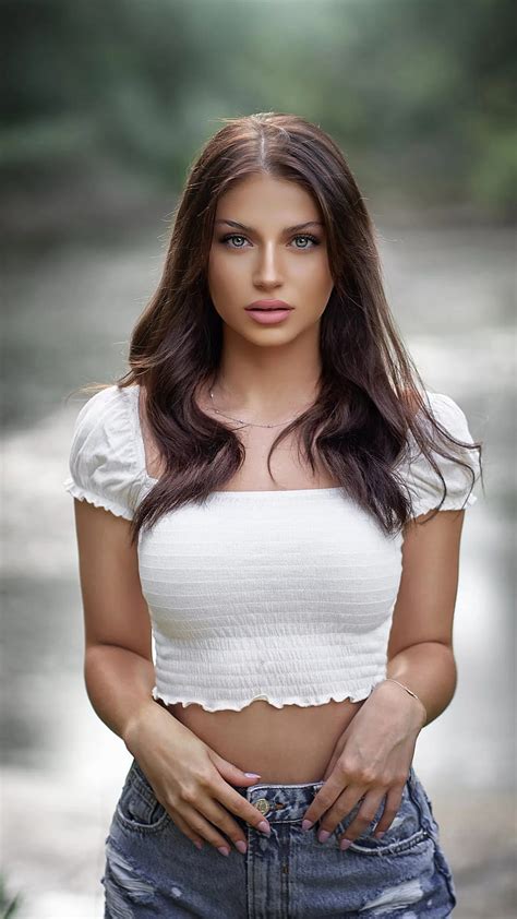 Bonito Beauty Blue Eyes Brown Hair Girl Gorgeous Jeans Lovely