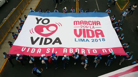 miles de peruanos salieron a marchar en contra del aborto