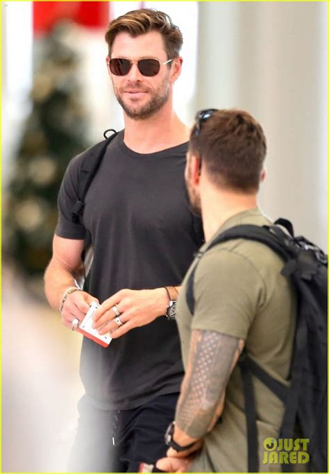 Chris Hemsworth Shows Some Muscle While Leaving Brisbane Photo 4396773