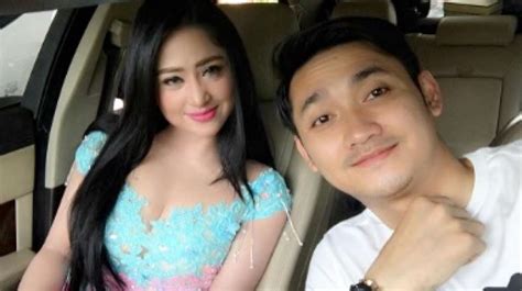 Hot Ini Potret Kemesraan Dewi Perssik Dengan Calon Suami