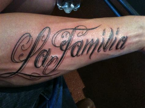 79 La Familia Tattoo Schriftart