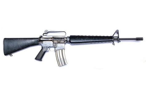The rifle received high marks for its light weight, its accuracy, and the volume of fire. Onklaar gemaakt Machine geweer Colt M16 A1 5.56mm 1964 ...