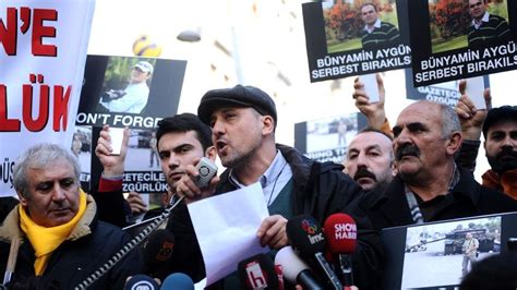 La Polic A Turca Detiene Por Un Tuit A Un Periodista Cr Tico Con El