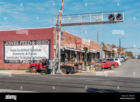 Small Rural Feed And Seed Store In Clanton Alabama Usa Stock Photo Alamy