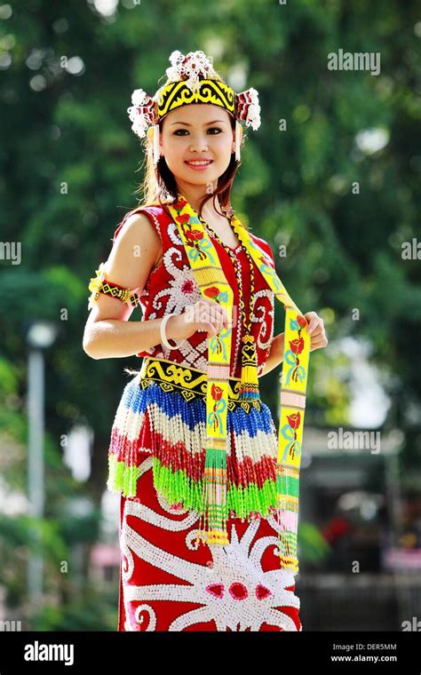 Frauen Gekleidet In Malay Traditionellen Kostüm Malaysia Stockfotografie Alamy