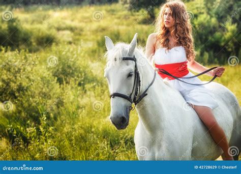 Mujeres Sensuales Hermosas Que Montan En El Caballo Blanco Imagen De