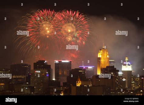 Fireworks Downtown Cincinnati Skyline Display Stock Photo Alamy