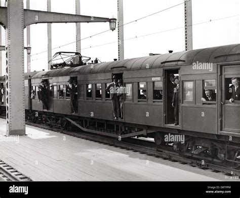 Primer Tren Eléctrico En El Tramo Principal Fotografía De Stock Alamy