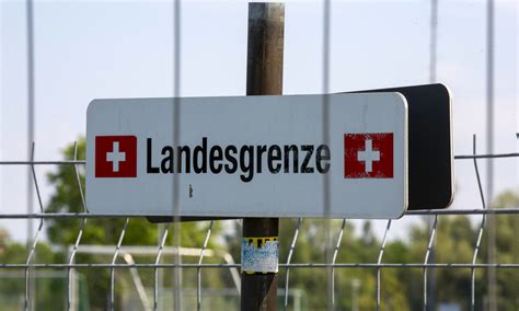 Die italiener stehen schlange für solche jobs, bei denen sie nicht mehr als. Schweiz lockert Corona-Maßnahmen - Grenze zu Italien ...