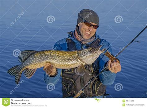 Pesca Pescador Feliz Con Los Pescados Grandes Del Lucio Imagen De