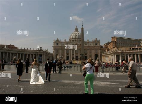A Bride And Groom Walk Through St Peters Square In Vatican City Italy Stock Photo Alamy
