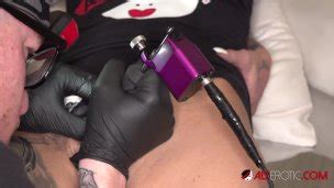 סרט סקס לצפייה ישירה Blonde MILF Amanda Doll ass fucked while being tattooed Blonde MILF