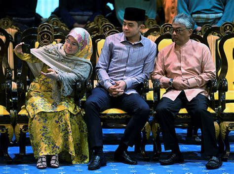 Sultan alauddin was succeeded by his son sultan mahmud with whom his royal uncle of pahang continued in quarrels. Pahang royal family attends proclamation rehearsal