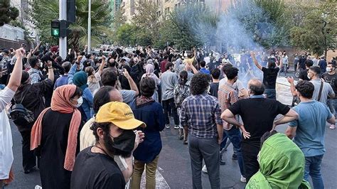 معترضان ایرانی در سالگرد اعتراضات آبان 98 به خیابان‌ها ریختند