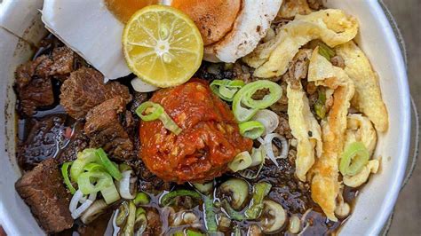 Resep rawon asli merupakan hidangan berkuah hitam yang terkenal di jawa timur. Cara Masak Rawon Komplit | Resep di 2020 | Rebusan daging ...