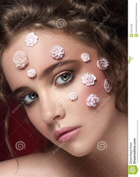 Jeune Belle Fille Nue Romantique Avec Les Fleurs Blanches Photo Stock
