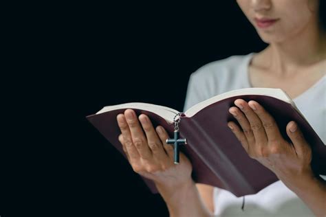Mujer Leyendo Y Estudiando La Biblia Santa Biblia Por Fe