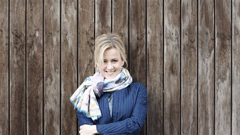 Jojo Moyes Wallpapers Images Photos Pictures Backgrounds