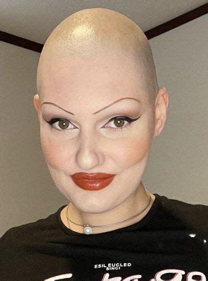 Pin By Angelina Tatjana On Frauen Mit Glatzkopf Shaved Head Women Shaved Eyebrow Makeup Bald