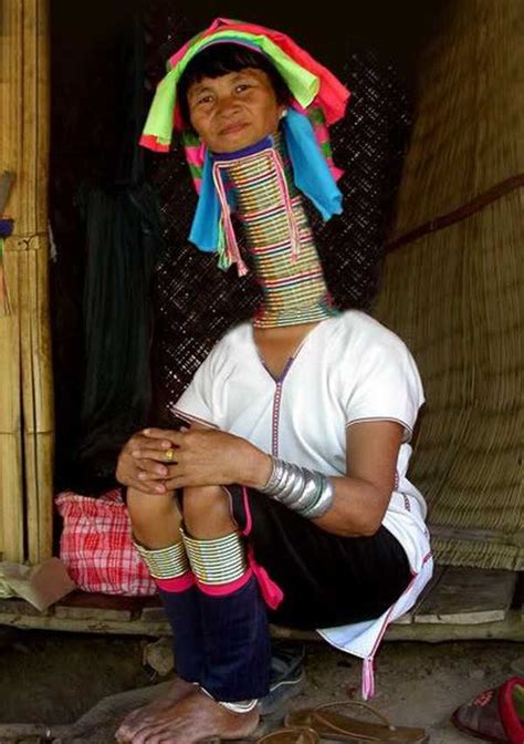 The Nicest Pictures: giraffe women