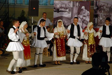 Το απόγευμα της μεγάλης τετάρτης, στις εκκλησίες μας, τελείται το μυστήριο του μεγάλου ευχελαίου. ΠΟΤΑΜΟΥΛΑ: ΜΑΘΗΜΑΤΑ ΧΟΡΟΥ ΑΠΟ ΤΟΝ ΠΟΛΙΤΙΣΤΙΚΟ ΣΥΛΛΟΓΟ ...