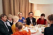 Der Postillon: Peinliche Stille am Familientisch, als Bernd Lucke schon ...
