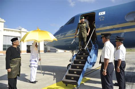 The executive power of the state is vested in him as the monarch of the state. The Kelantan Insider: SULTAN MUHAMMAD KE-V MENERIMA ...