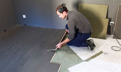 Pour tout tuyau au plafond, comme par exemple le tuyau de la climatisation, des corniches peuvent être montées. Poser un revêtement sur un carrelage au sol