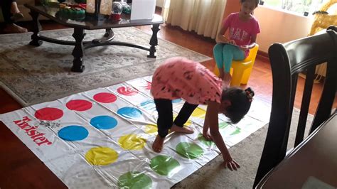 Este recurso educativo lo vamos a. Jimena y Valerie jugando twister - YouTube
