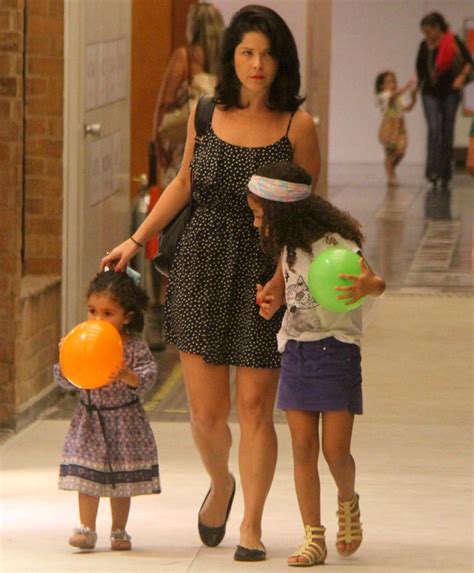 A atriz, mãe de lara e alicia, filhas dele com o jogador de basquete, disse. Samara Felippo passeia com as filhas por shopping carioca ...