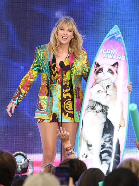 Taylor Swift Sexy Legs At 2019 Teen Choice Awards The