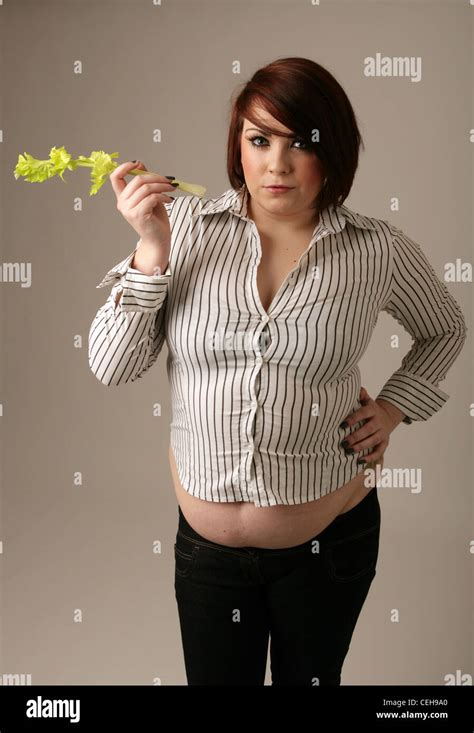 Übergewichtige Frau in einer engen passend Hemd Stand hält einen Stock