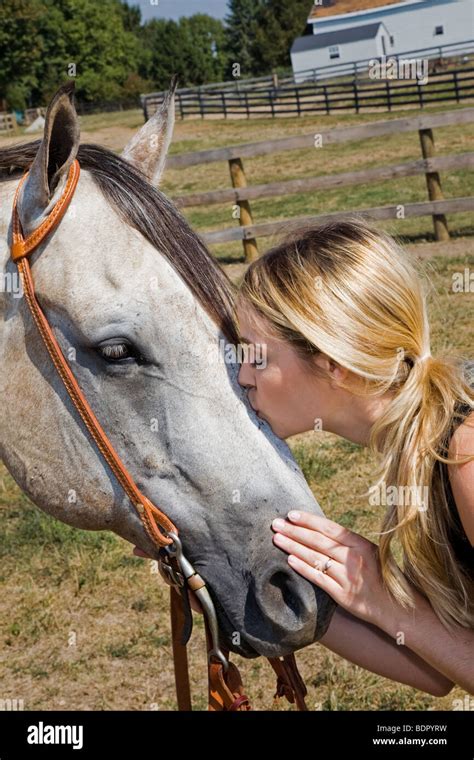 Femme baiser par un cheval Banque de photographies et d’images à haute