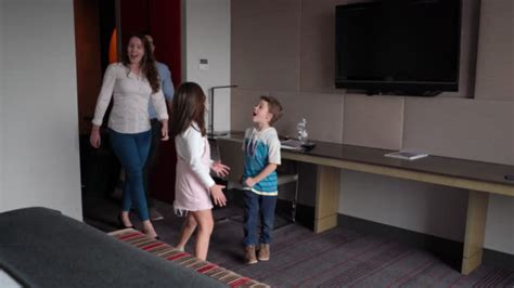Vidéos Et Rushes De Mom Entering Room Getty Images