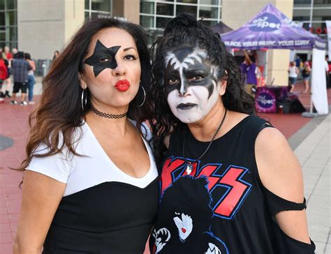 Kiss Faithful Turn Out For Bands Farewell Tour Houston Chronicle