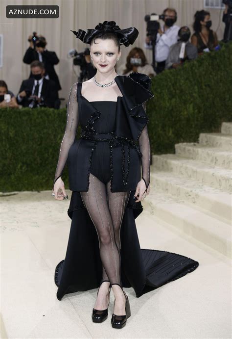 Maisie Williams Sexy Poses On The Red Carpet At 2021 Met Gala In New