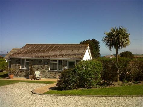 It is a vibrant holiday resort in which visitors can relax on golden beaches, enjoy pleasure boat trips, surfing, art galleries. Holiday Cottages in Harlyn Bay, Padstow, Cornwall | Yellow ...