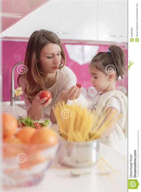 Moeder En Dochter In De Keuken Stock Afbeelding