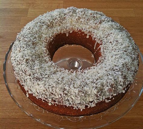 Mit einem scharfen messer das konfekt klein schneiden (vierteln) und unterheben. Raffaello - Kuchen (Rezept mit Bild) von alina1st ...