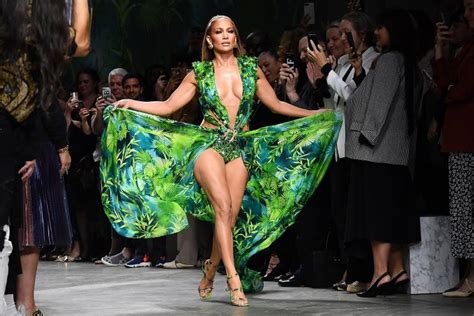 Wild True Story Of Jennifer Lopezs Green Versace Dress From 2000 Grammys