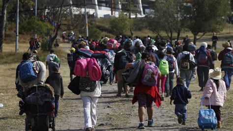 Primera Ola De Migrantes De La Caravana Llega A La Frontera Con Estados