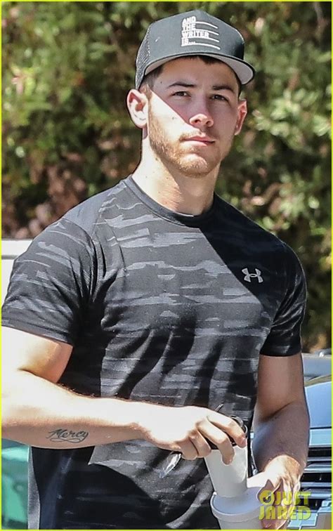 Full Sized Photo Of Nick Jonas Shows Off Buff Biceps At The Gym 04