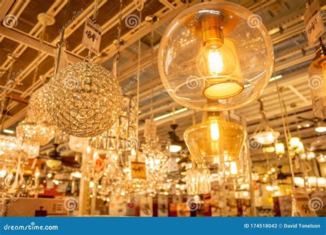 Luminarias fotografía editorial. Imagen de moderno, minorista - 174518042