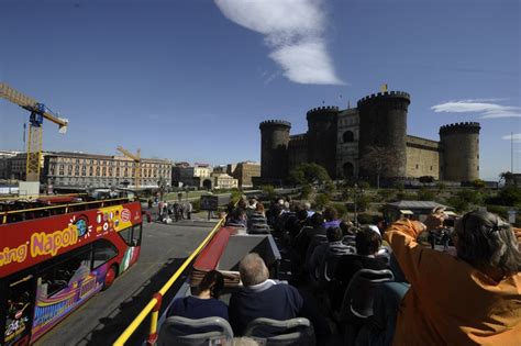 Tues, weds, thurs & sun. "Napoli città geniale", tour letterario con il bus rosso ...