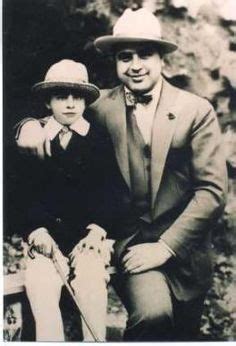 Альфонсе габриэль «великий аль» капо́не (итал. Al Capone with his son Sonny | Chicago outfit, Real ...