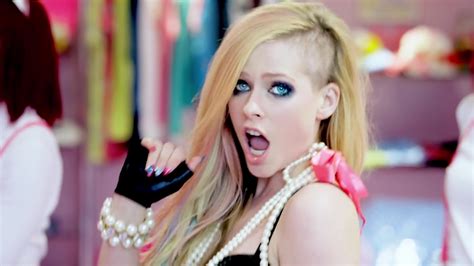 Pink is my favorite color. Hello Kitty {Music Video} - Avril Lavigne Photo (38715408 ...