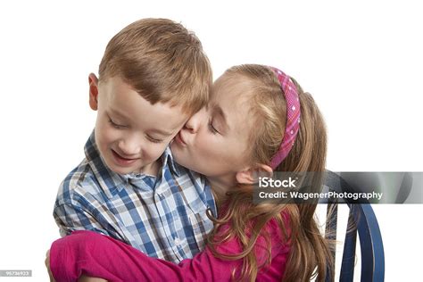 Glücklich Lächelnd Junger Bruder Und Schwester Umarmen Küssen Isoliert