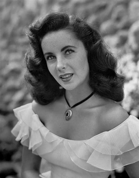 Elizabeth Taylor S Stunning Vintage Styles Over The Years Huffpost Life Elizabeth Taylor